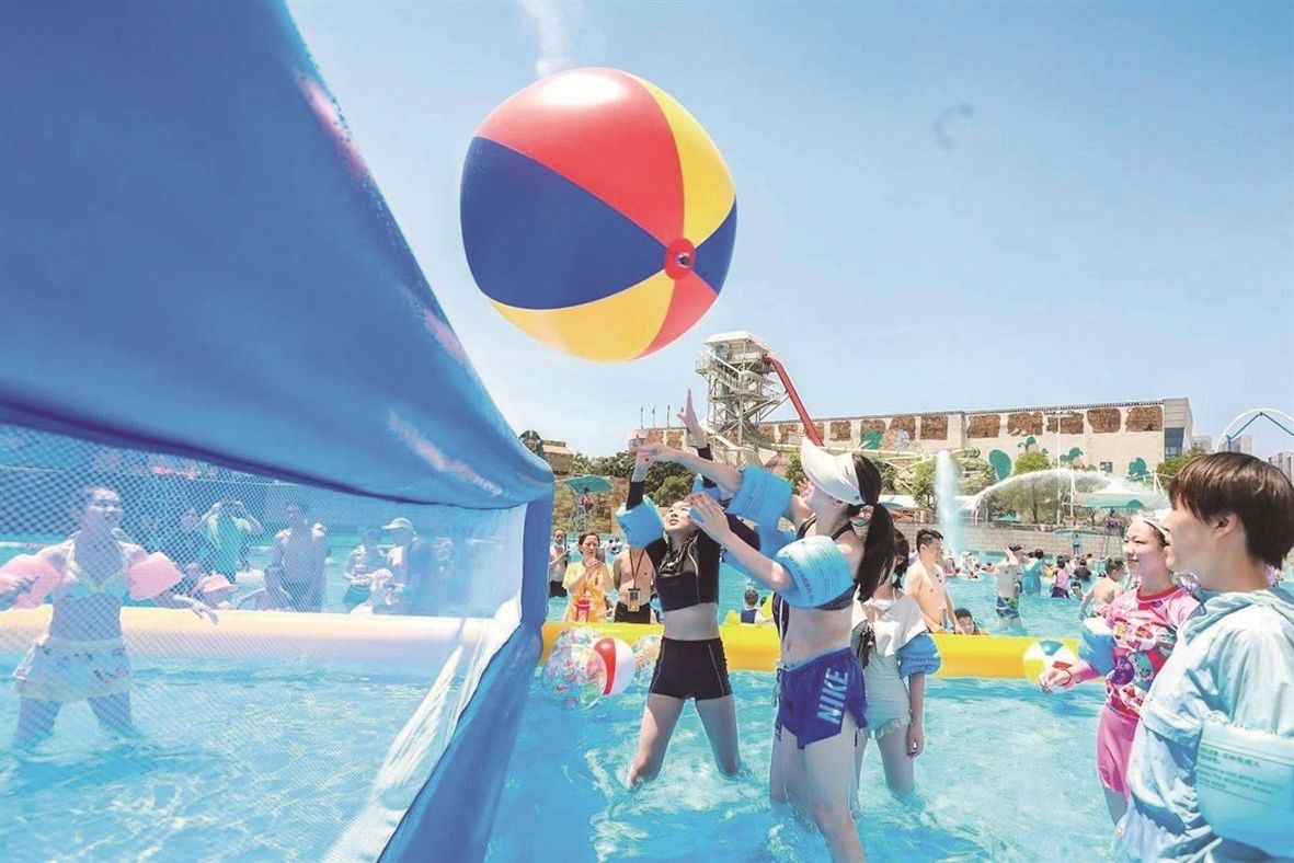 排球赛,穿着可爱泳衣的小姐姐们带上粉色袖浮,在水中上演萌趣可爱的"