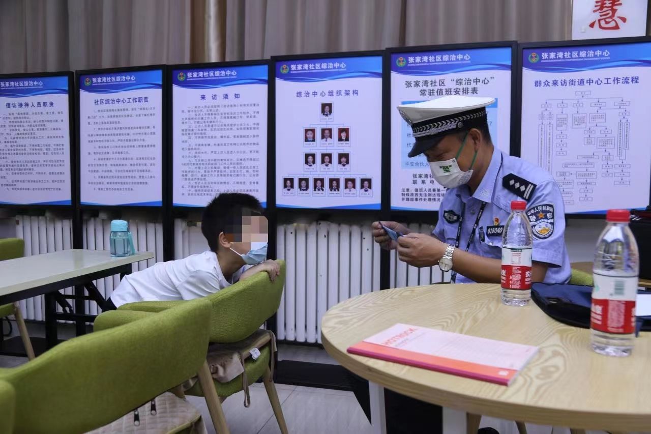 暑期安全不放假交警喊麦进社区