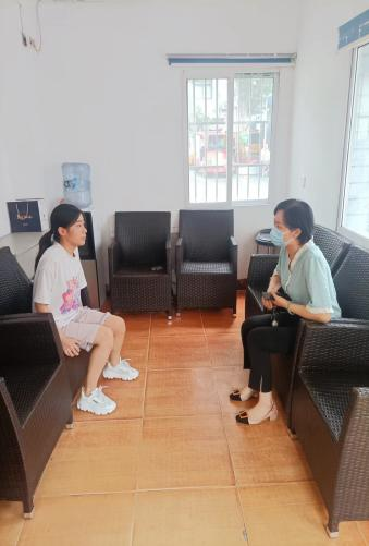 佳欣今年17岁,在武汉市长虹中学上学,父母离异后,母亲一人带着佳欣和