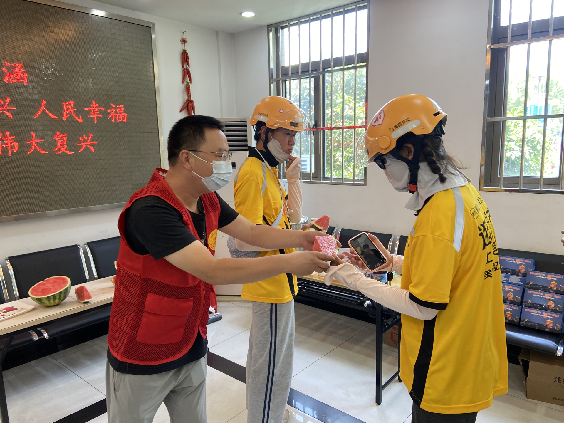 三楼,为了方便快递小哥,外卖小哥可以快速进出,不耽误他们的工作,特意