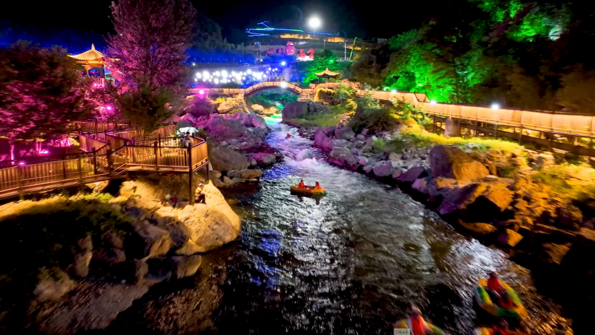 兴山县朝天吼景区夜漂流点亮岸线风景夜经济盘活村民腰包