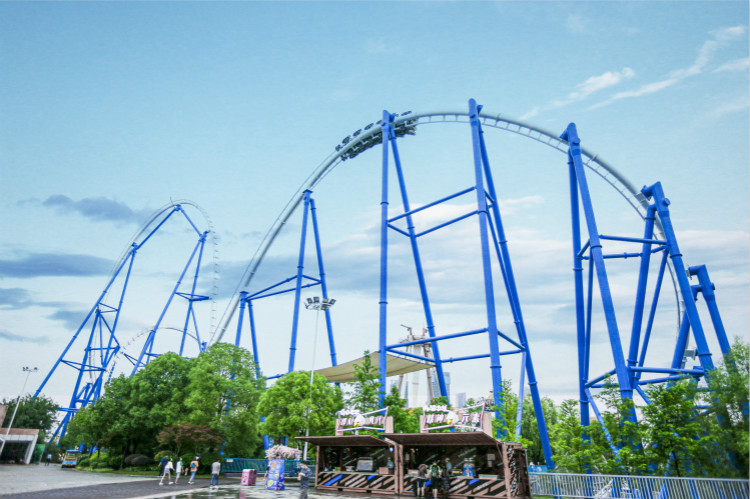 武汉欢乐谷黄鹤楼,位于湖北省武汉市武昌区,地处蛇山之巅,濒临万里