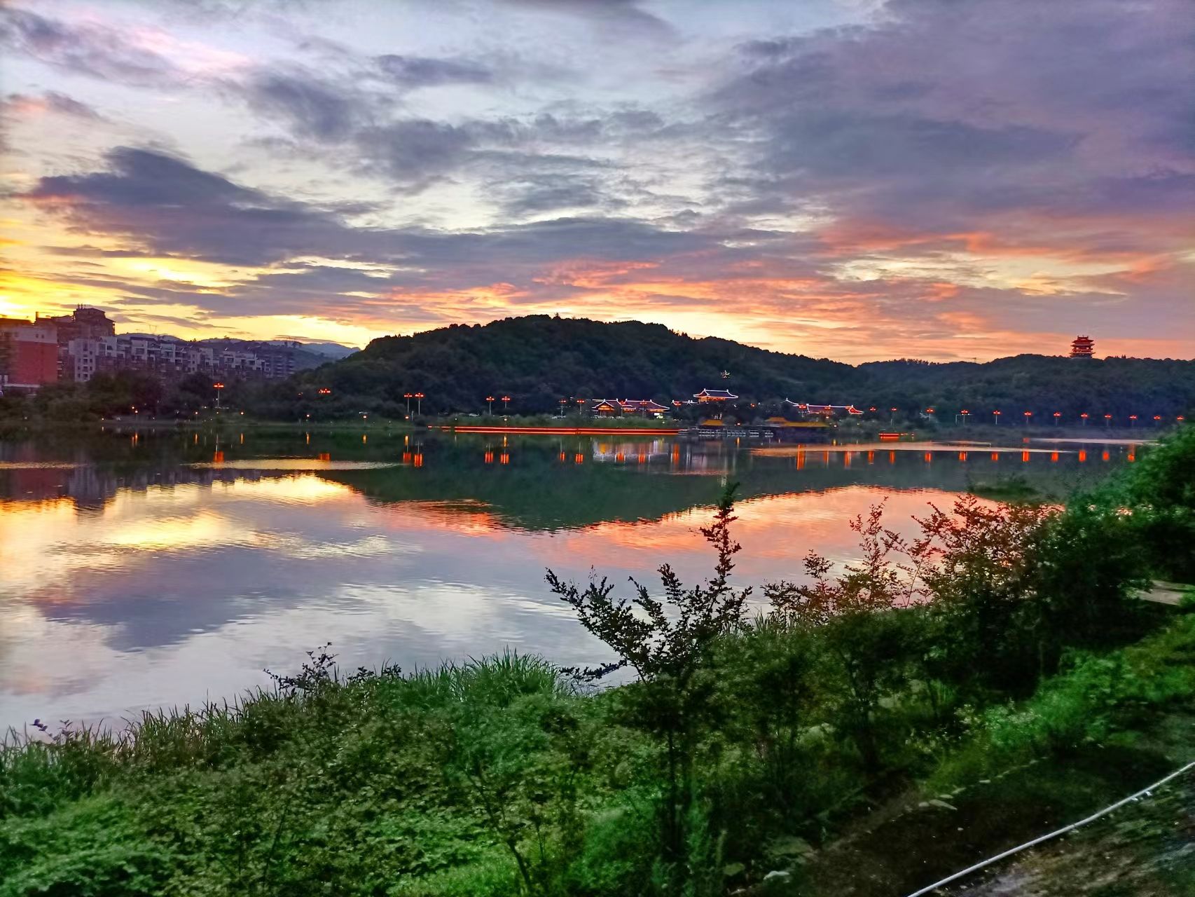 图集丨奇特晚霞映红夷陵小溪塔河心公园