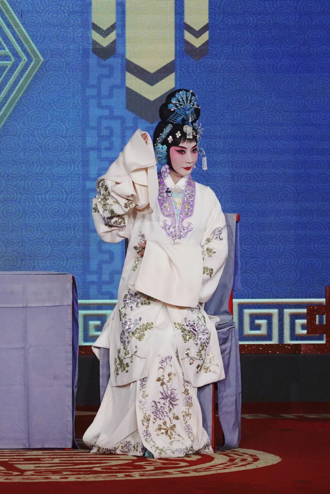 《西厢记》这一古典巨著的全貌而且站在新的历史高度着重塑造了崔莺莺