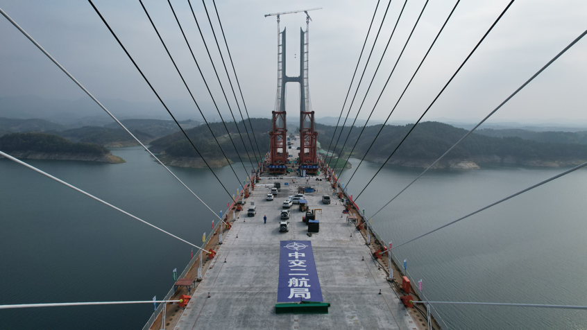 世界最大跨径部分地锚式混合梁斜拉桥顺利贯通