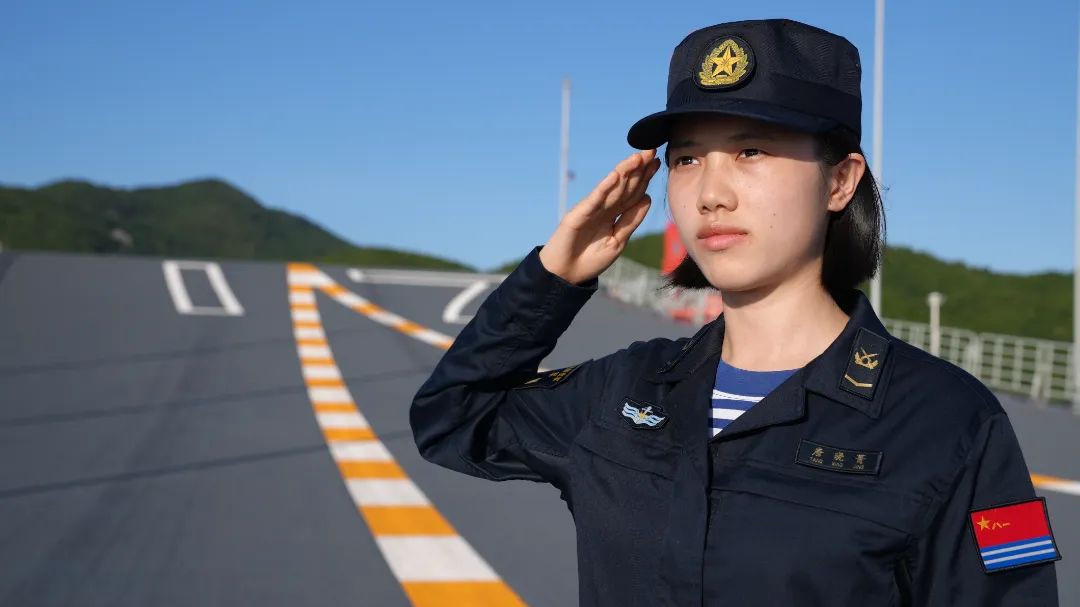 酷24岁姑娘掌舵山东舰