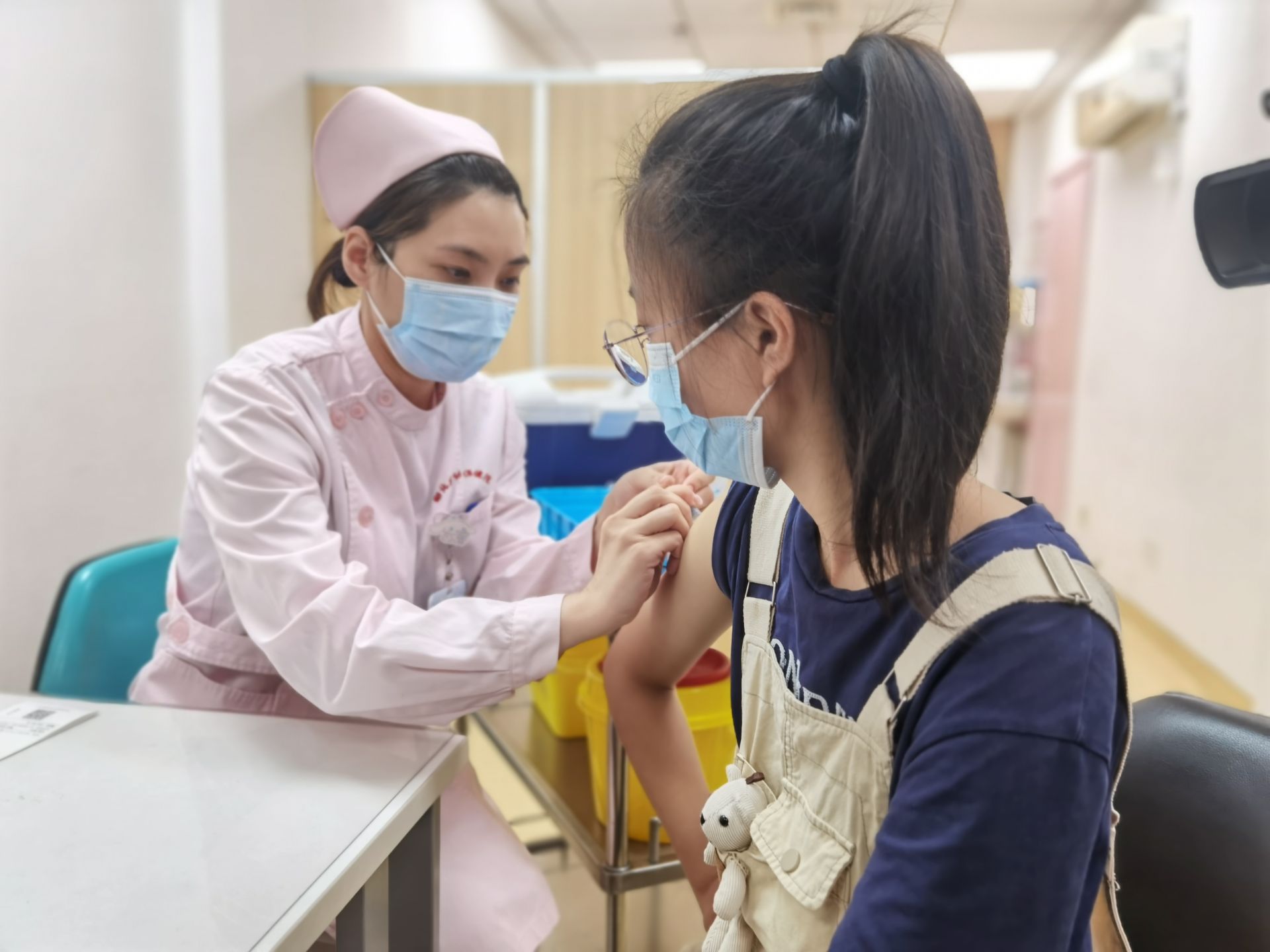 18岁的大学生薇薇从学校赶来预约这款国产二价hpv疫苗,在完善相关检查