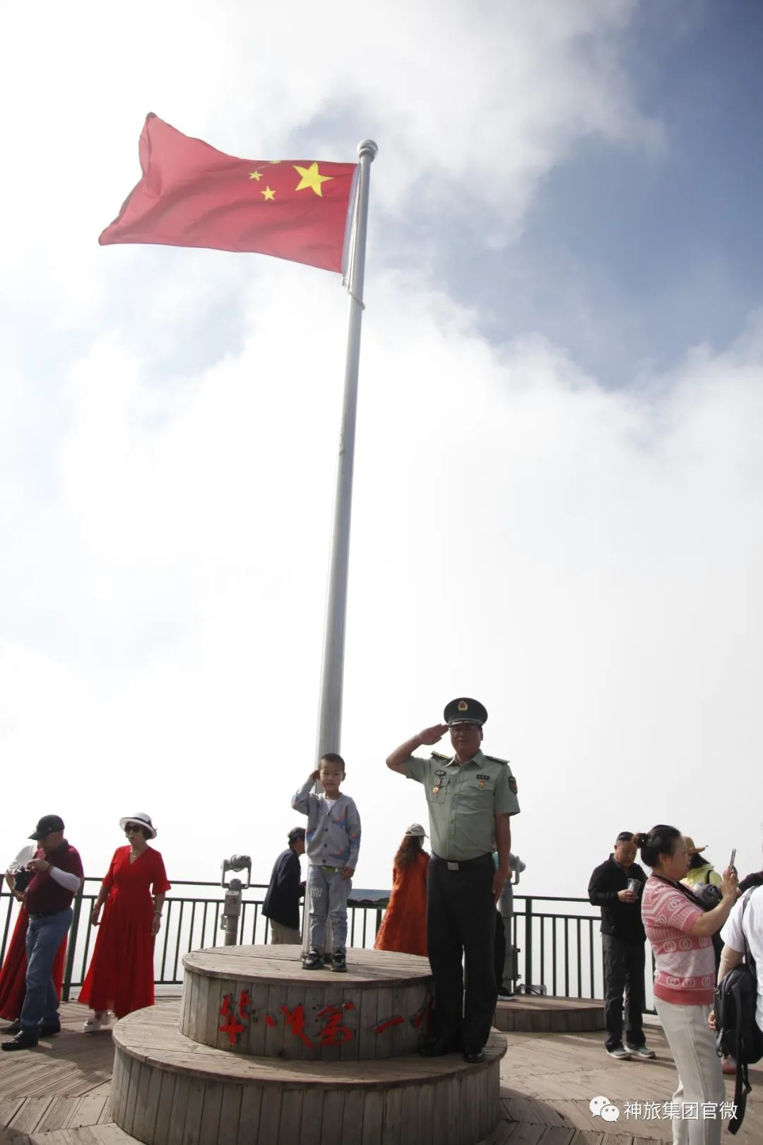 有个小男孩开心地说:我要和军人合影,祝福他们节日快乐,我爷爷也是