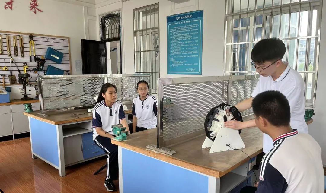 湖北教育新闻武汉市吴家山中学四位同学在2022年电子控制工程赛晋级国