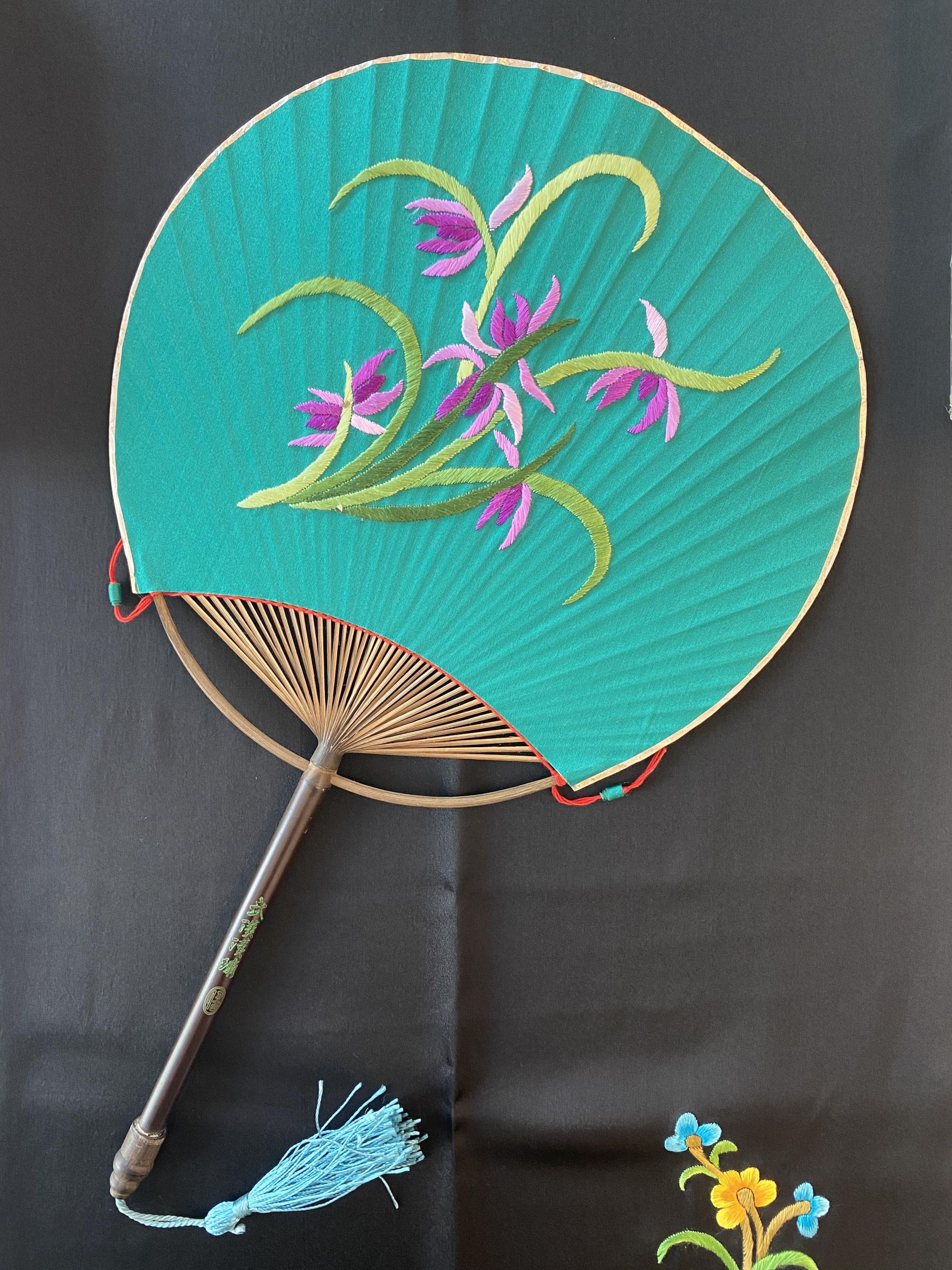 来品一品那些绝美的汉绣扇子