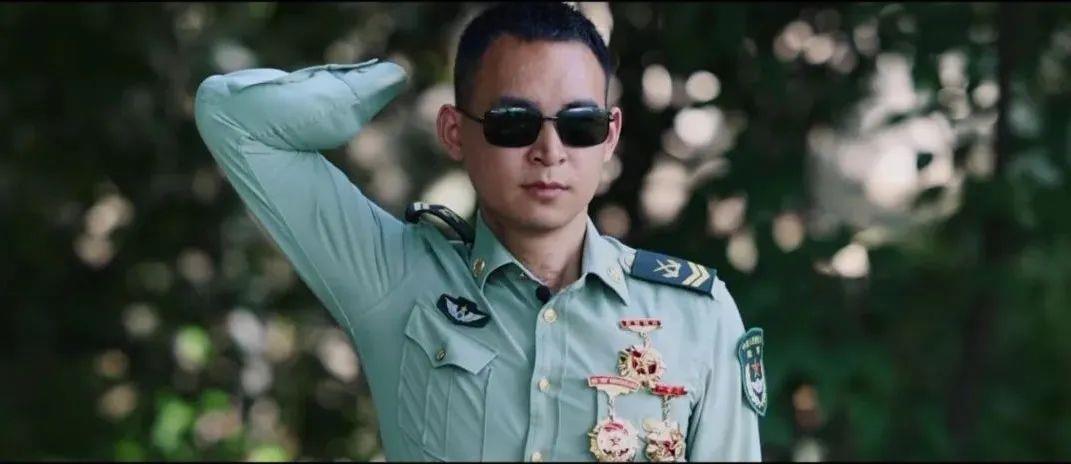 杜富国无手的军礼