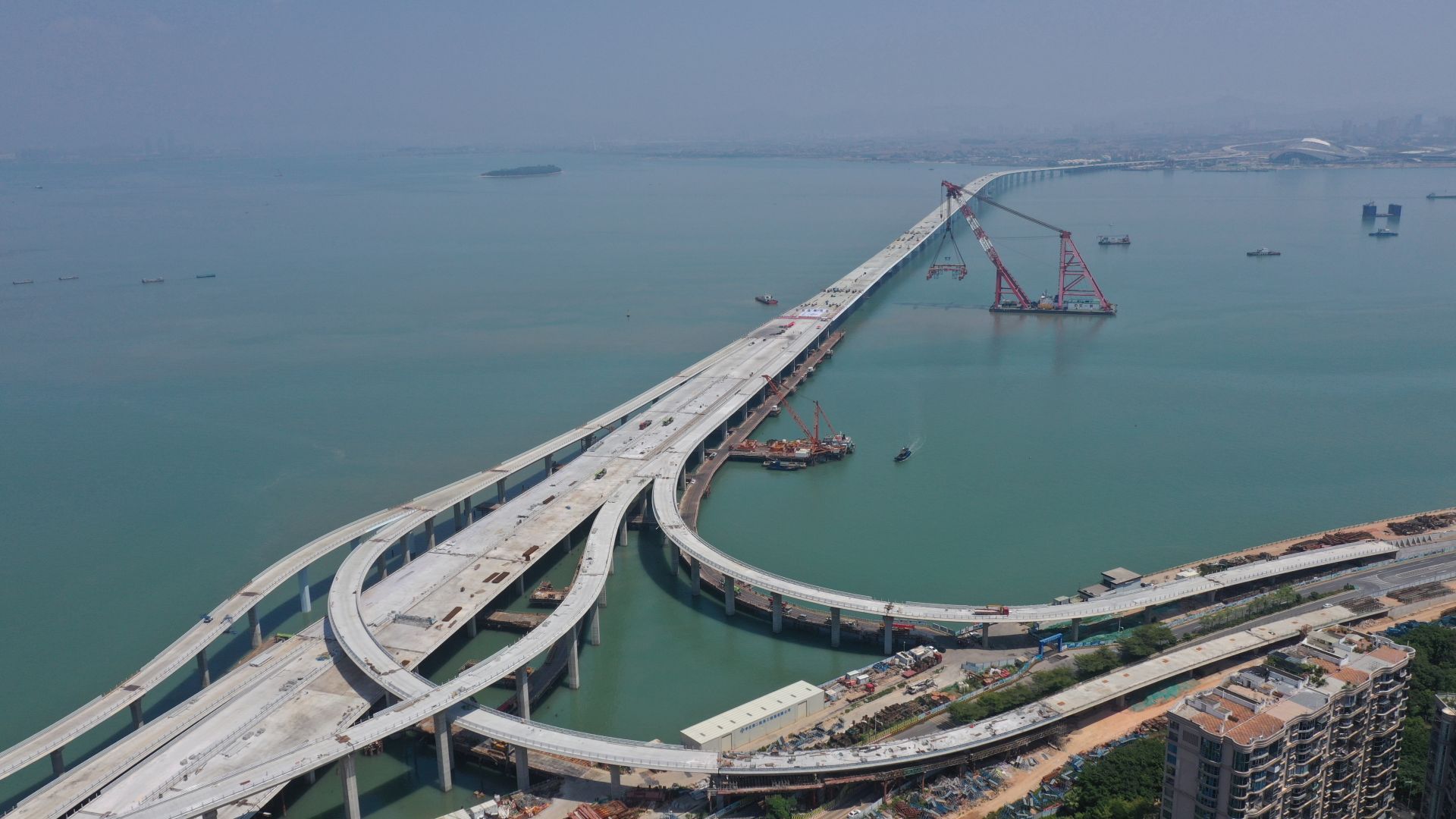 武汉造福建省首座全桥预制装配化跨海大桥主桥合龙