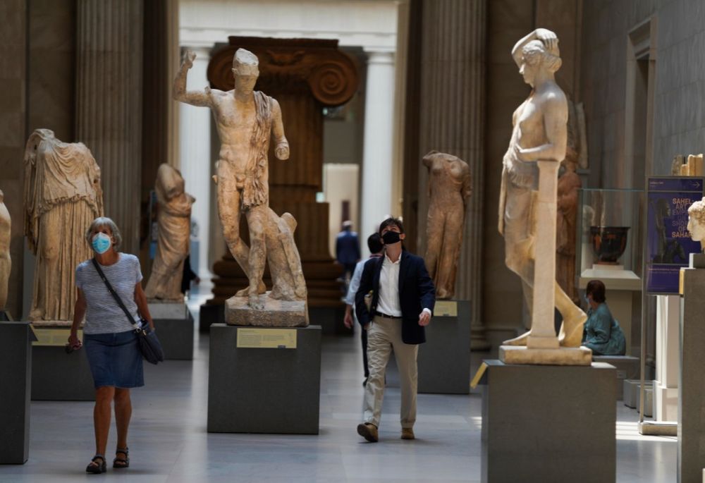 2020年8月27日,人们在美国纽约大都会艺术博物馆第五大道主馆参观.