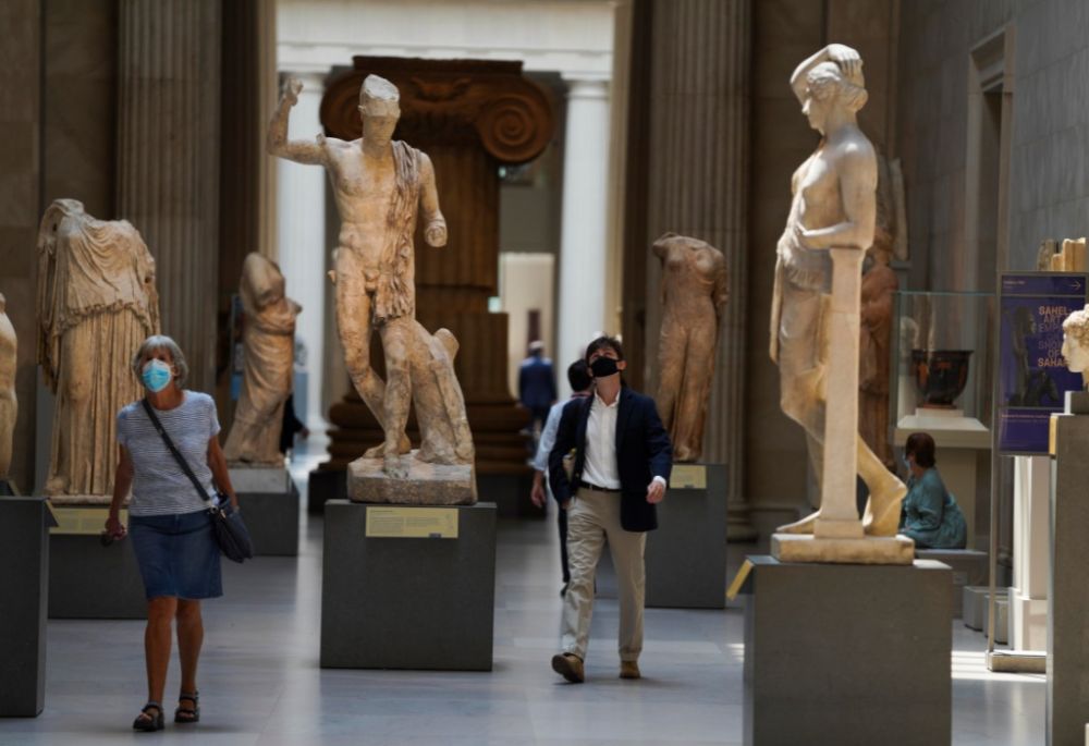 2020年8月27日,人们在美国纽约大都会艺术博物馆第五大道主馆参观.