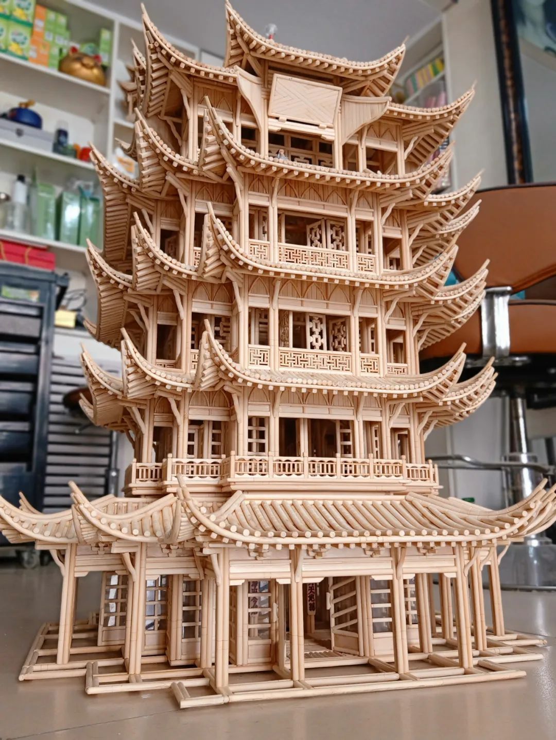 理发师用5465支筷子做出黄鹤楼_长江云 - 湖北网络广播电视台官方网站