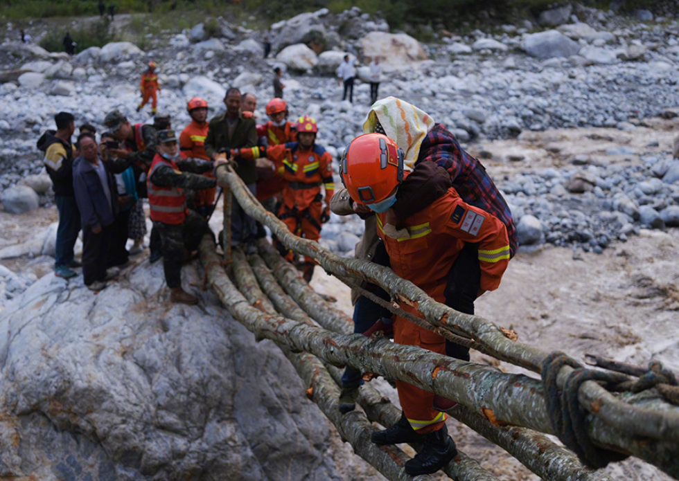 直击泸定地震|震中磨西镇救援人员急流中搭起生命桥