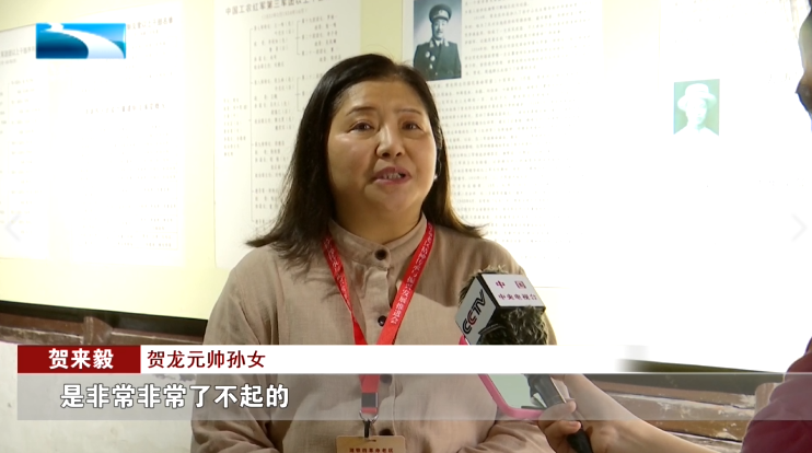 在湘鄂西苏区革命烈士陵园,贺龙元帅孙女贺来毅向贺龙铜像敬献鲜花.