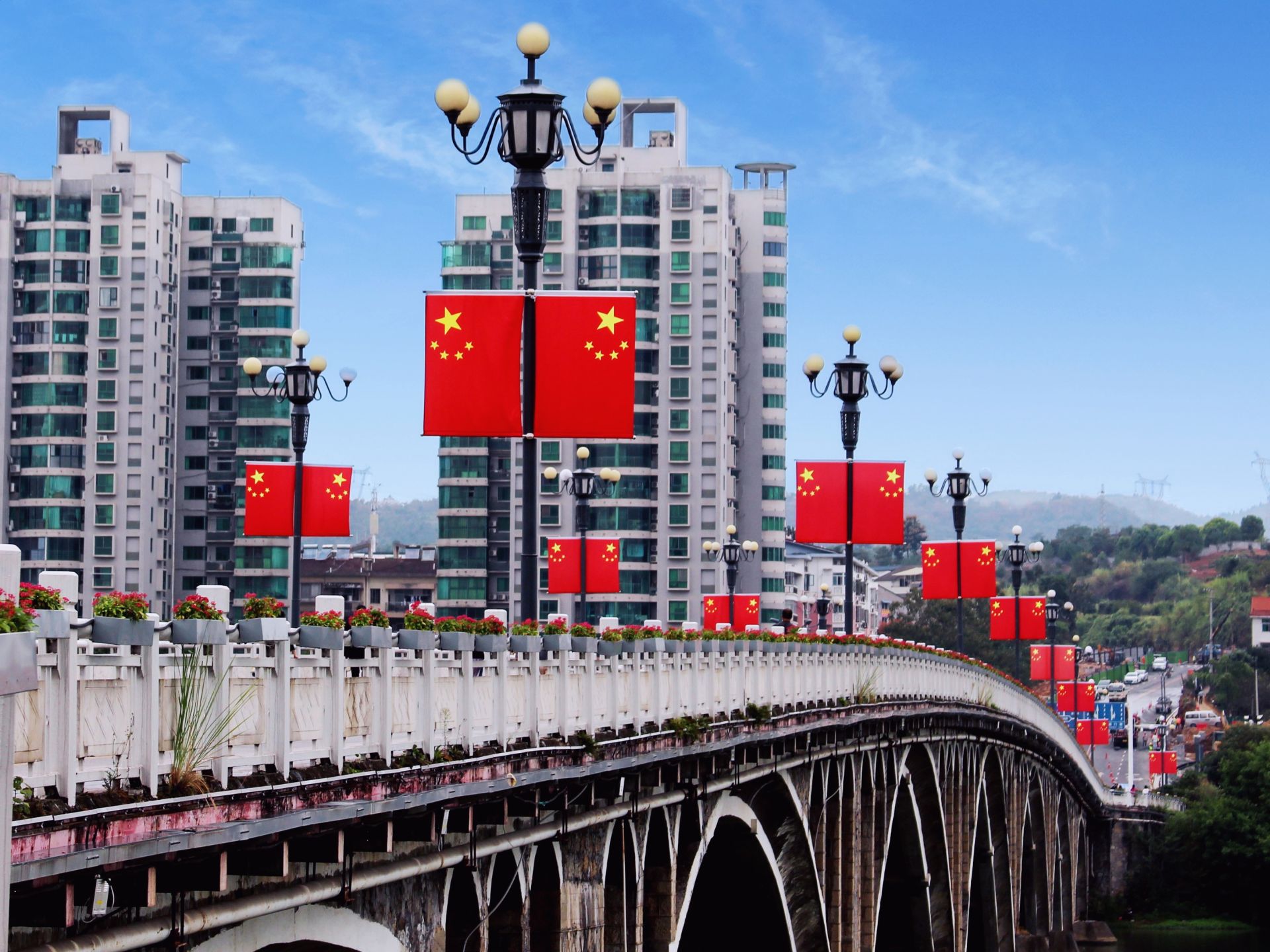 长江一级支流——湖北省宜昌市夷陵区黄柏河的大桥上红旗招展_长江云