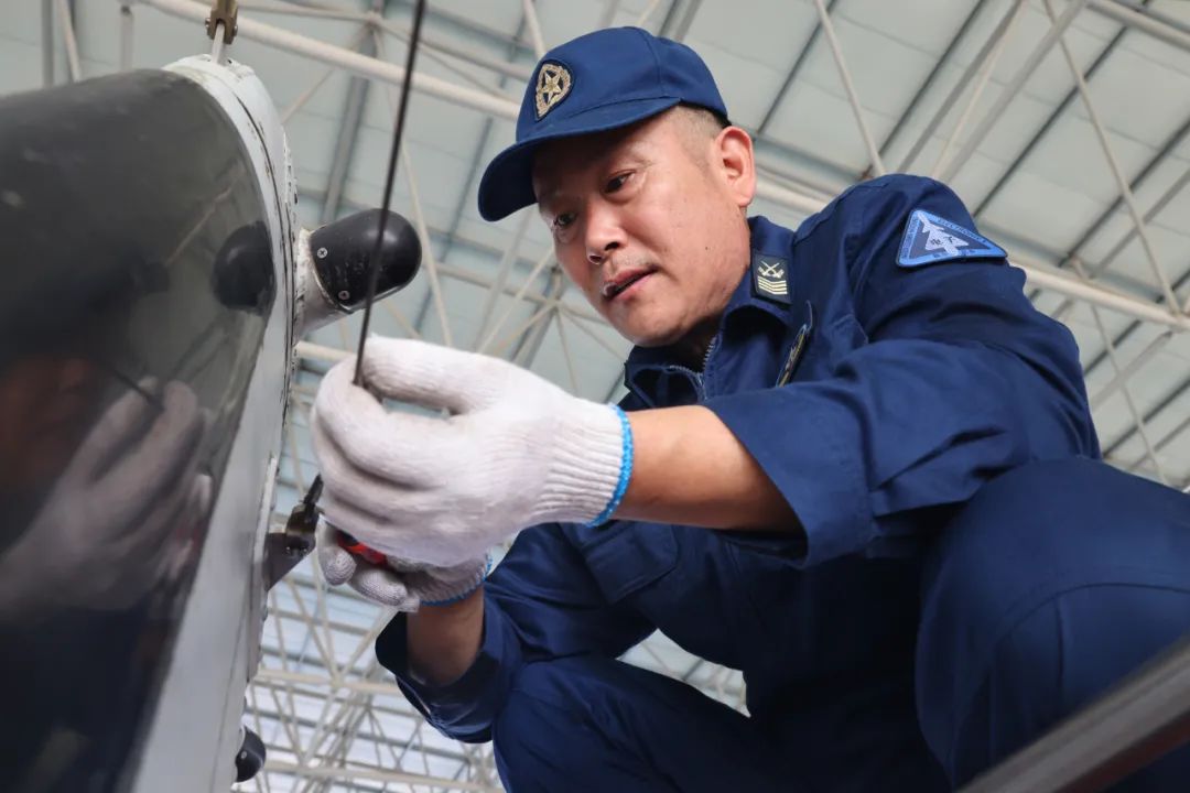 海军航空兵某部参军入伍到张宇航的父亲张新威1994年爷爷张宗富年轻时