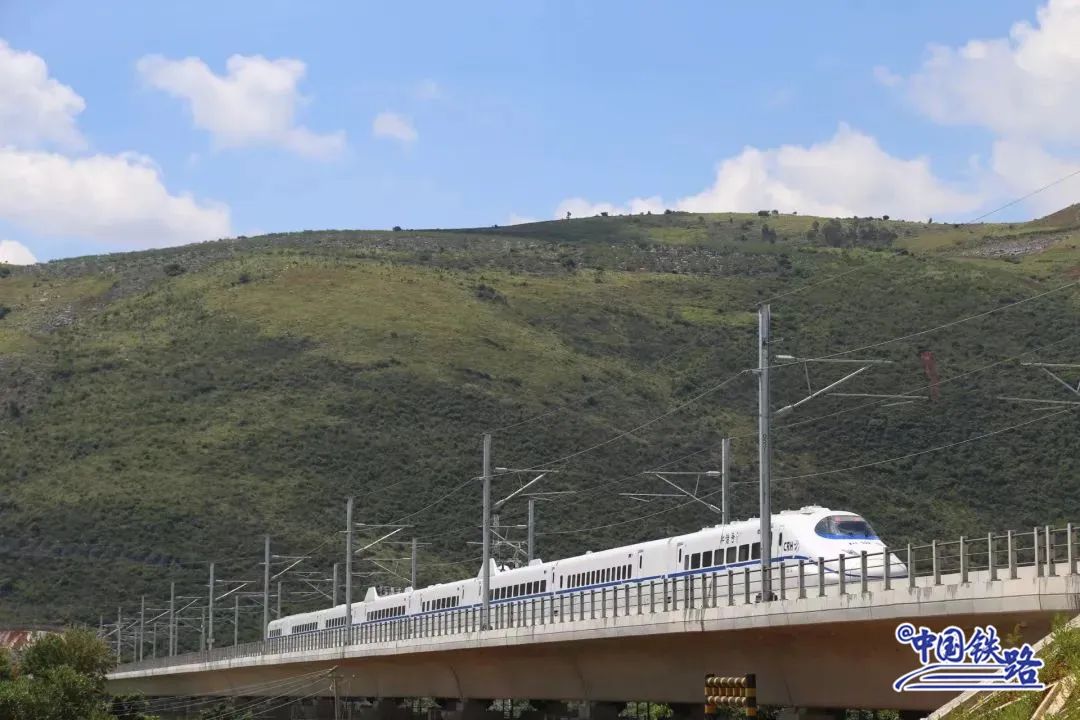 彌矇高鐵位於雲南省紅河哈尼族彝族自治州內,北起南昆高鐵彌勒站,向南