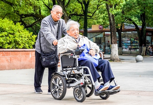 连续4年相约周末公园散步 生活中相互扶持相互帮助 两位耄耋老人结成"