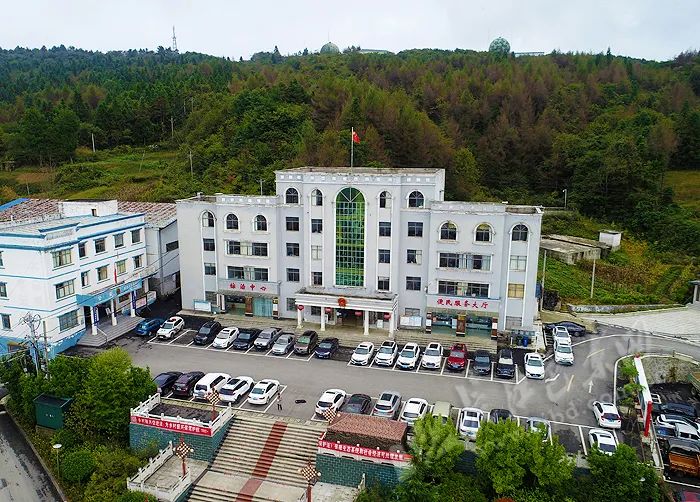 绿葱坡镇政府规范施划停车位"以前,从绿葱坡集镇至巴野公路到野三关