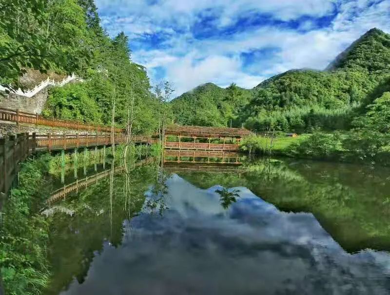 神农架巴桃园景区由湖北神农架旅游开发股份有限公司投资建设,景区自