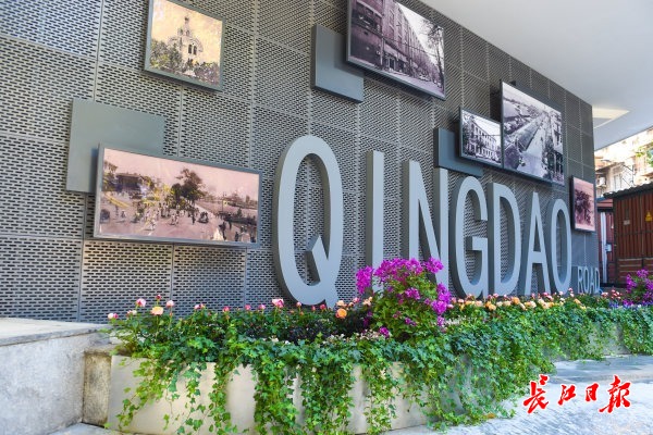 红色电话亭开满鲜花来逛这条慢行花街