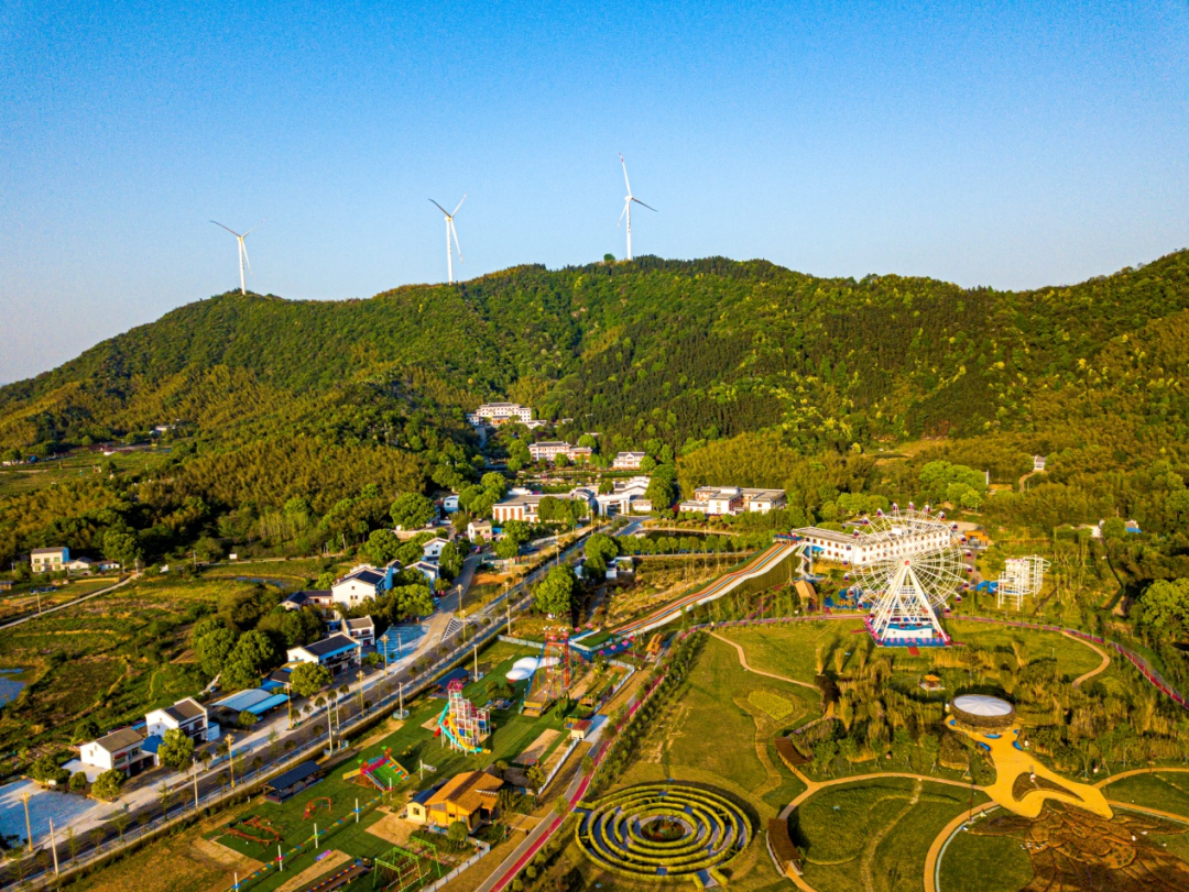 坐落在鹿角峰下的桃源小镇是国家aaa级旅游景区,位于石首市桃花山镇李