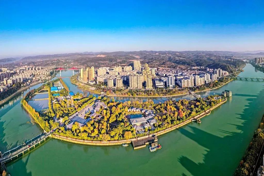 蜿蜒绵长的黄柏河水恰似缓慢搏动的历史脉络于波涛中目击着这座滨江宜