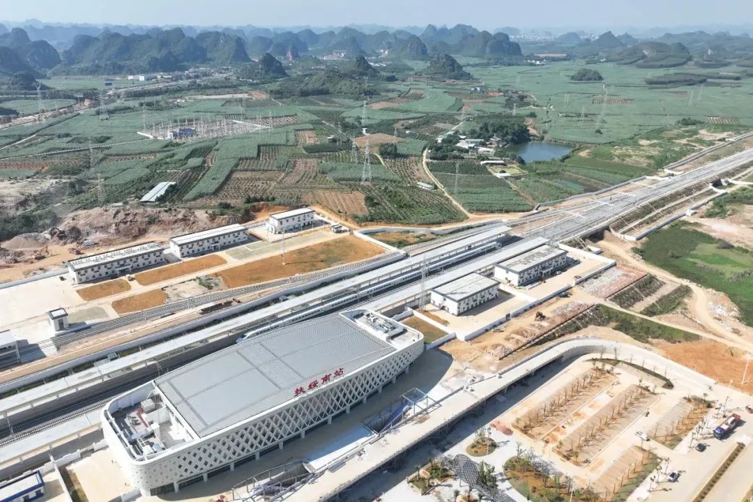 扶绥南站候车厅中间的圆形照明,其造型源自骆越文化的乐器铜鼓,是广西