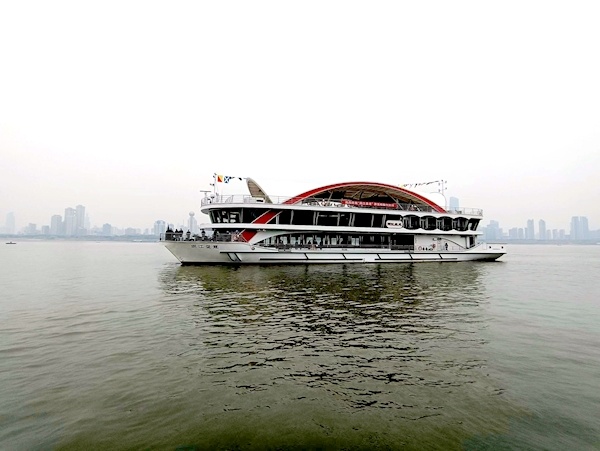 "两江盘龙"号游船成功下水 武汉两江游览新添"双子星"