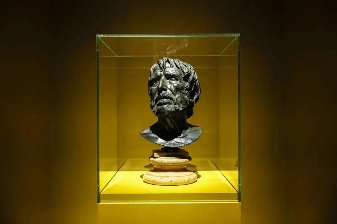 展览现场,《伪塞内卡头像》(海盗),青铜,公元1世纪,赫库兰尼姆