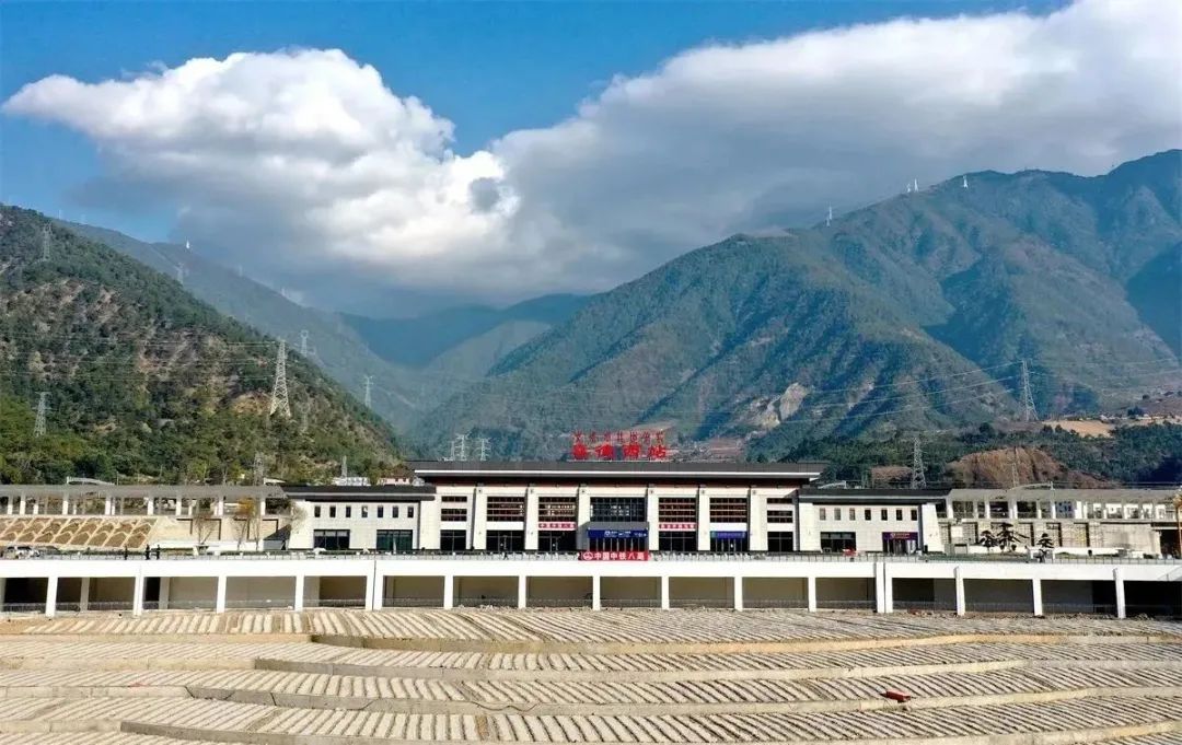 喜德西站位于凉山彝族自治州喜德县新桥村.