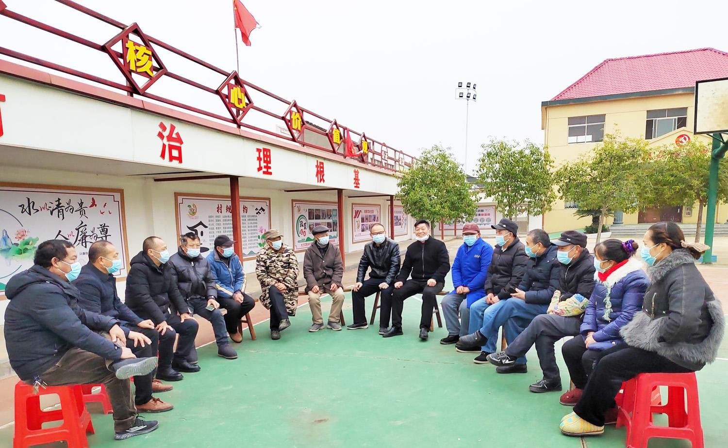 12月12日,黄梅县刘佐乡宏星村,镇村干部和村民围坐一起,就创建清廉