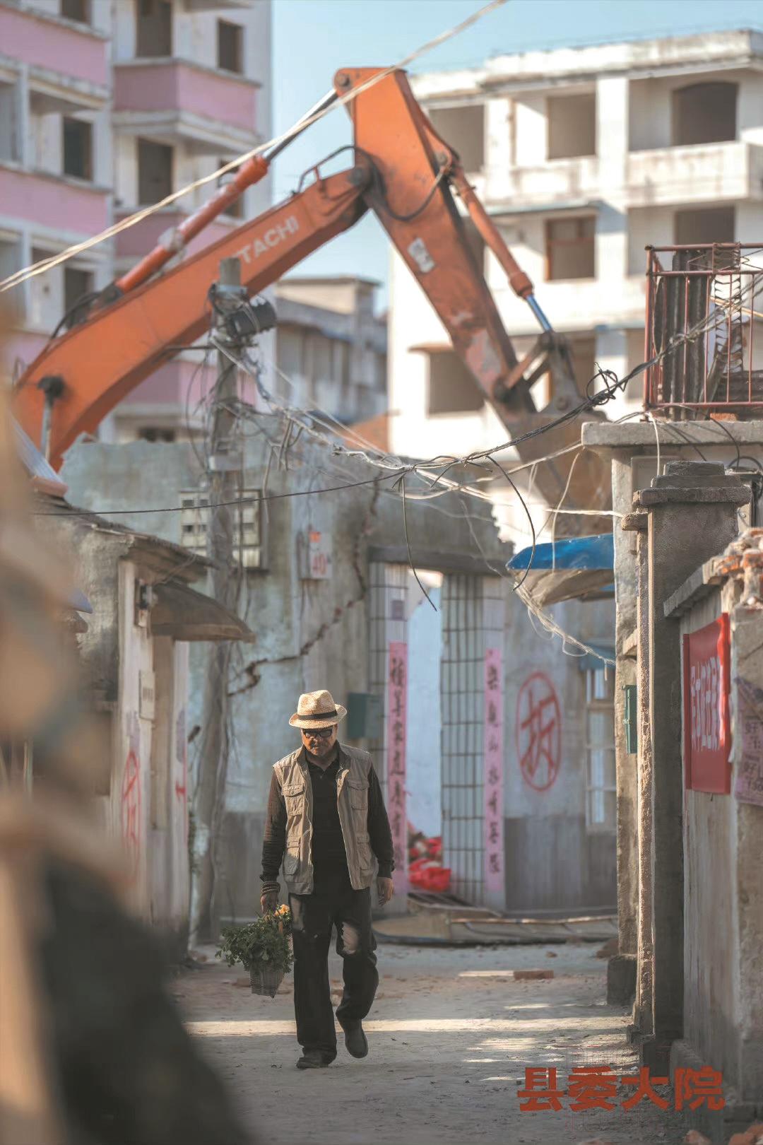 就怕邻居多了"的攀比心理,前任县委书记周良顺(孙淳 饰)建在拆迁范围
