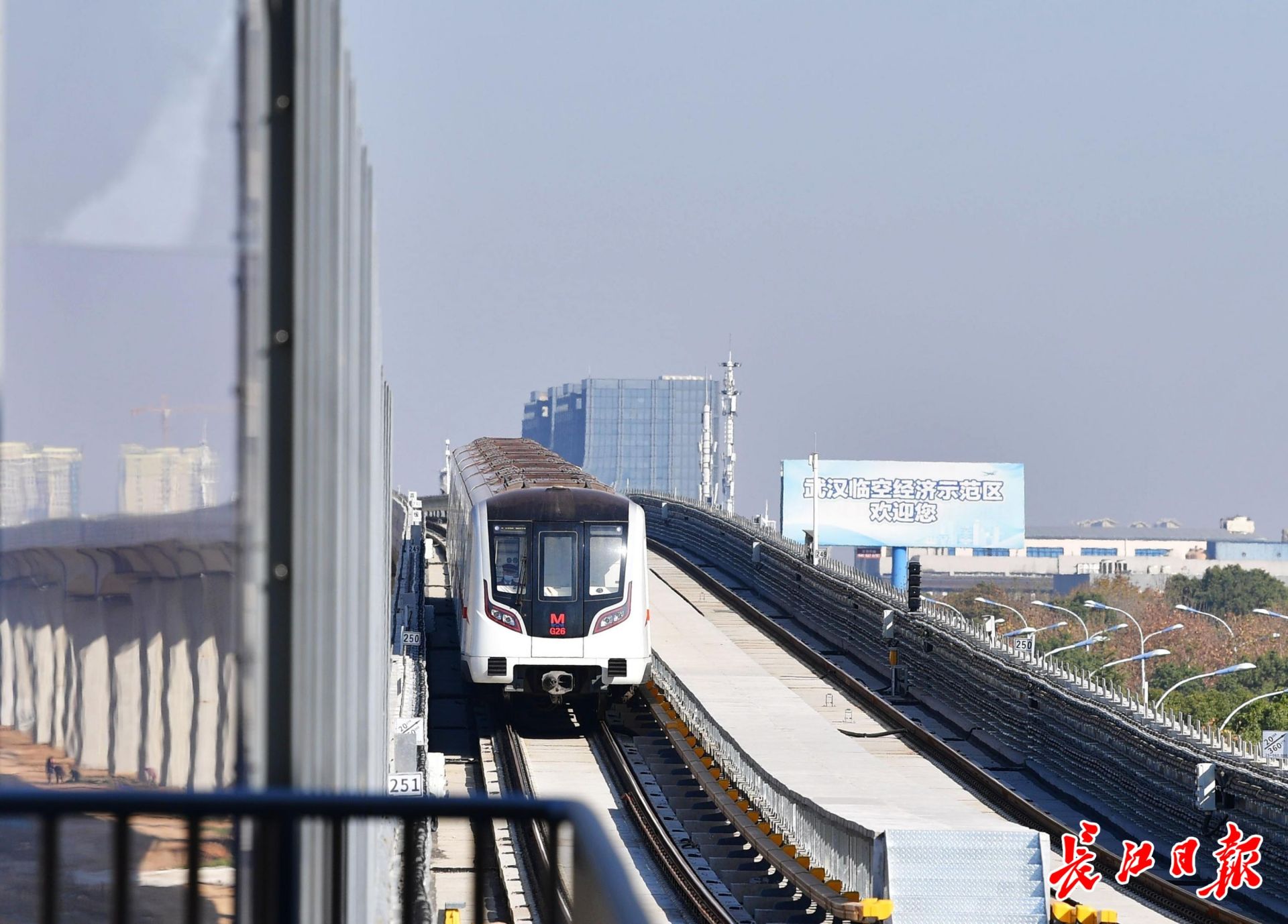 采用专用轨道导向运行的城市公共客运交通系统,包括地铁系统,轻轨系统