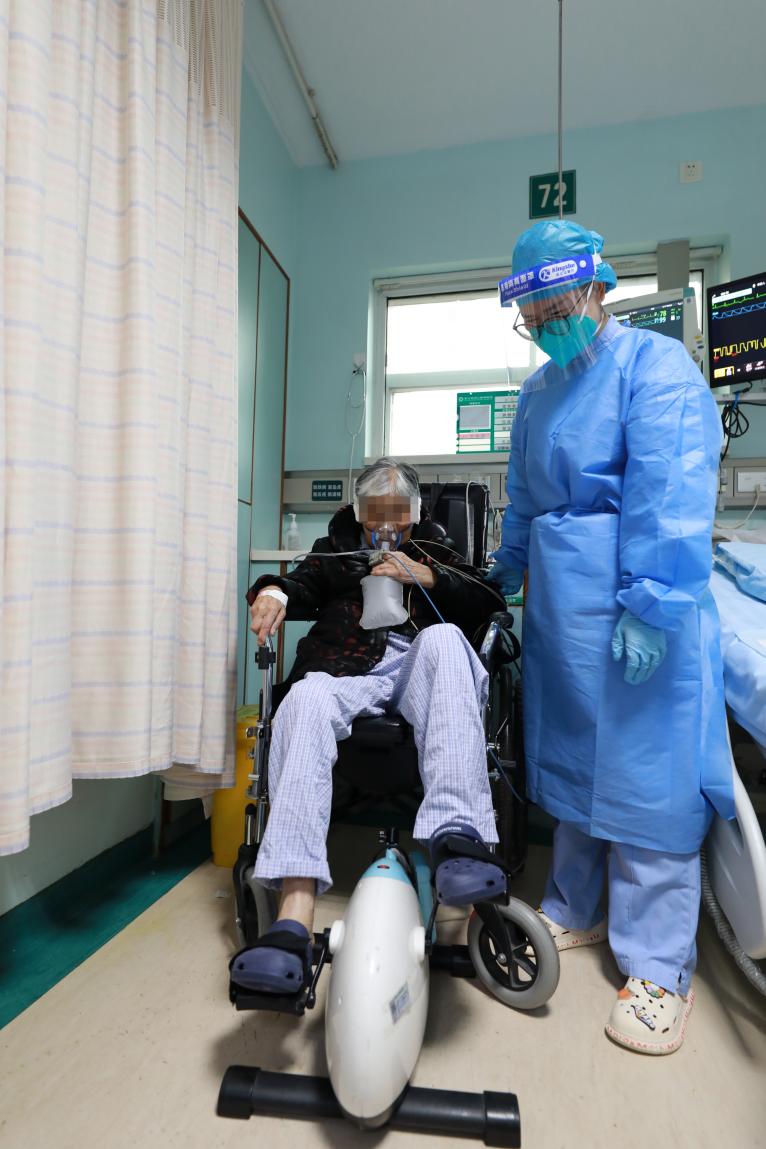 同为新冠重症患者,1月2日经由120转运至武汉亚洲心脏病医院进行救治