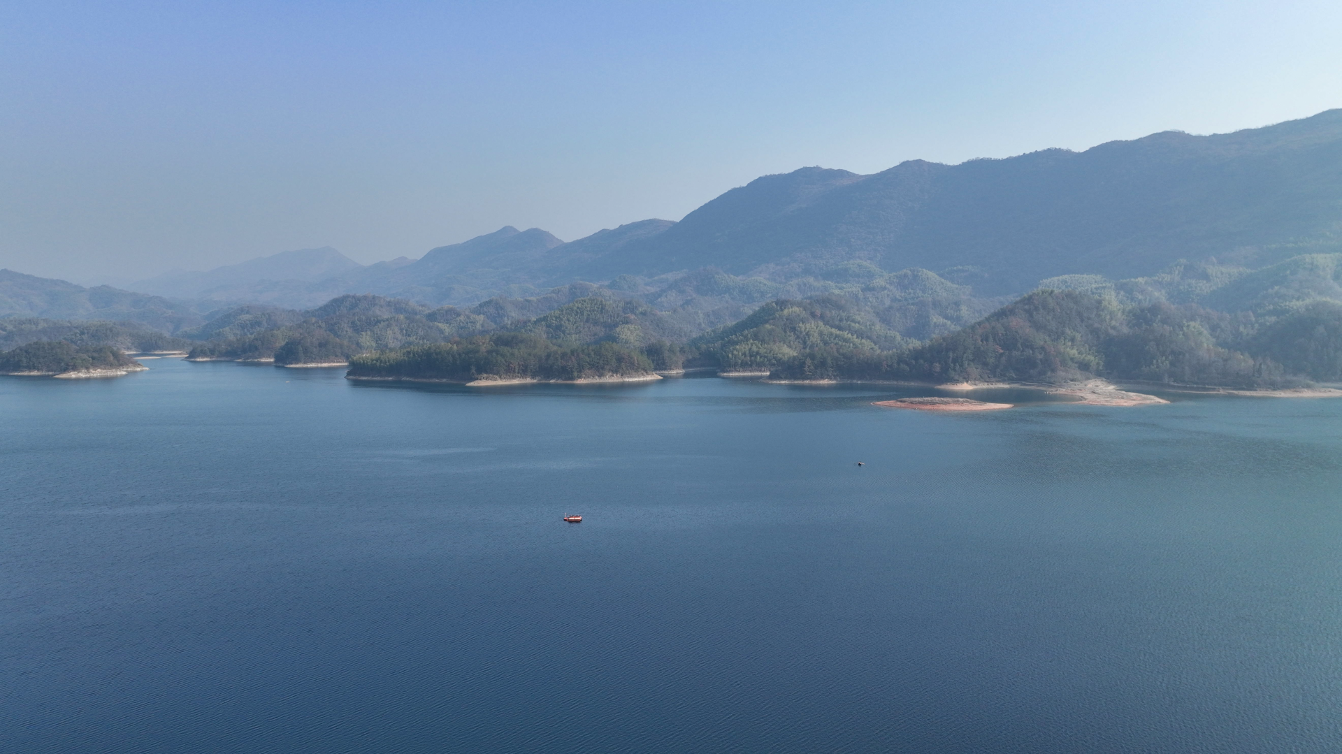 光泽,偶有游船驶过,长长的水波留下了悠悠余韵……金桂湖又名南川水库