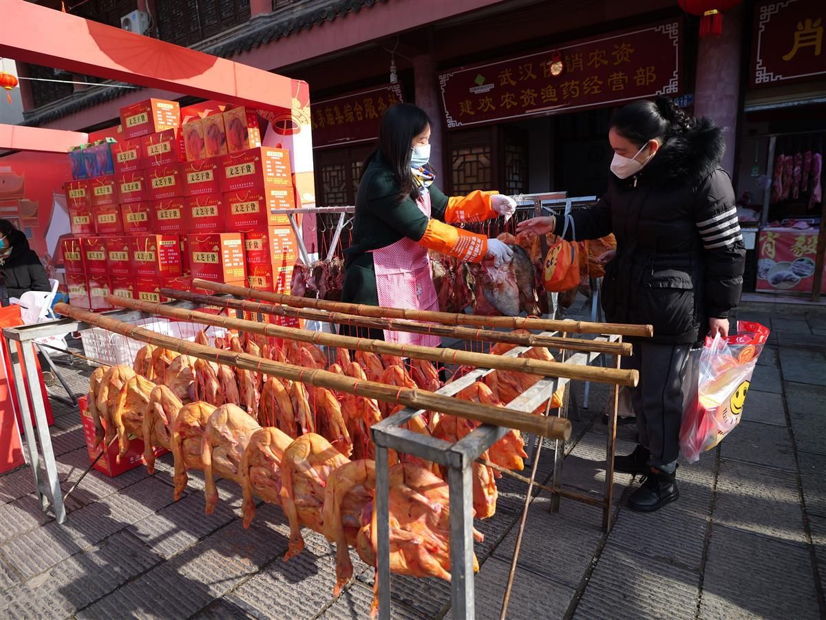 60多个摊位现场展销游客开启边吃边买模式