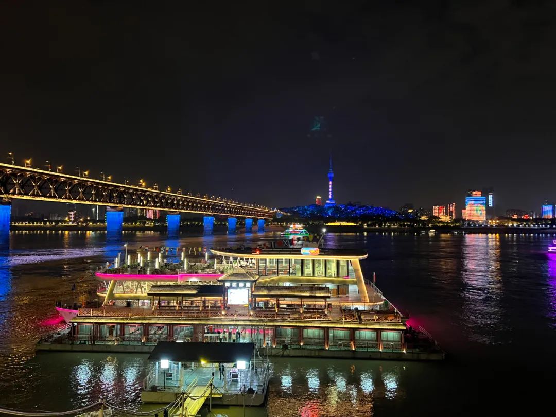 "两江晴川"号去年全新打造的豪华游船——汉阳门码头增开从昨(24日)晚