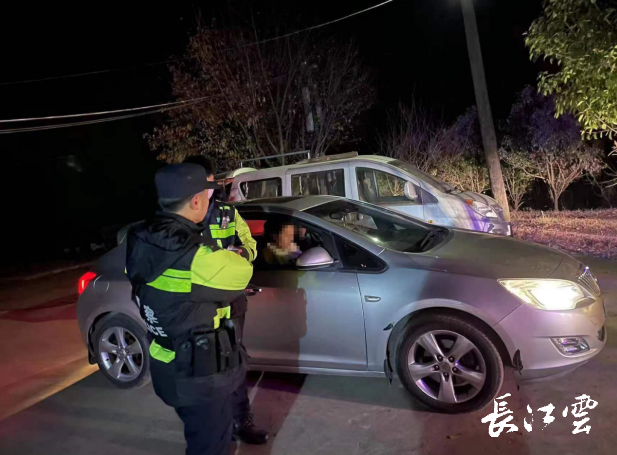 救援隊伍同步兵分兩隊,一人留在警車上開啟警燈和警笛,剩餘人員繼續