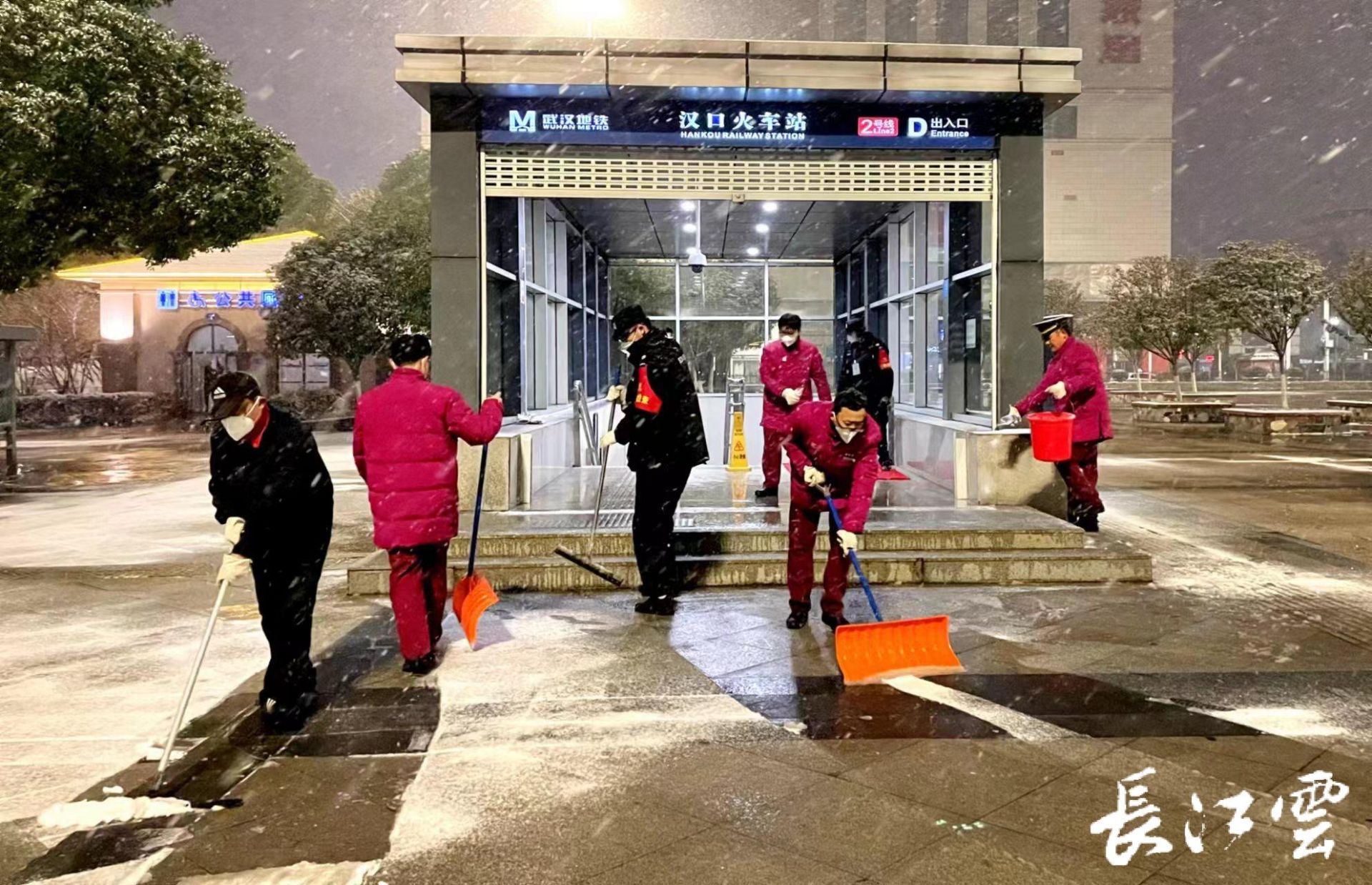 大雪飘飘！武汉地铁6时30分准时开班保障市民顺畅出行