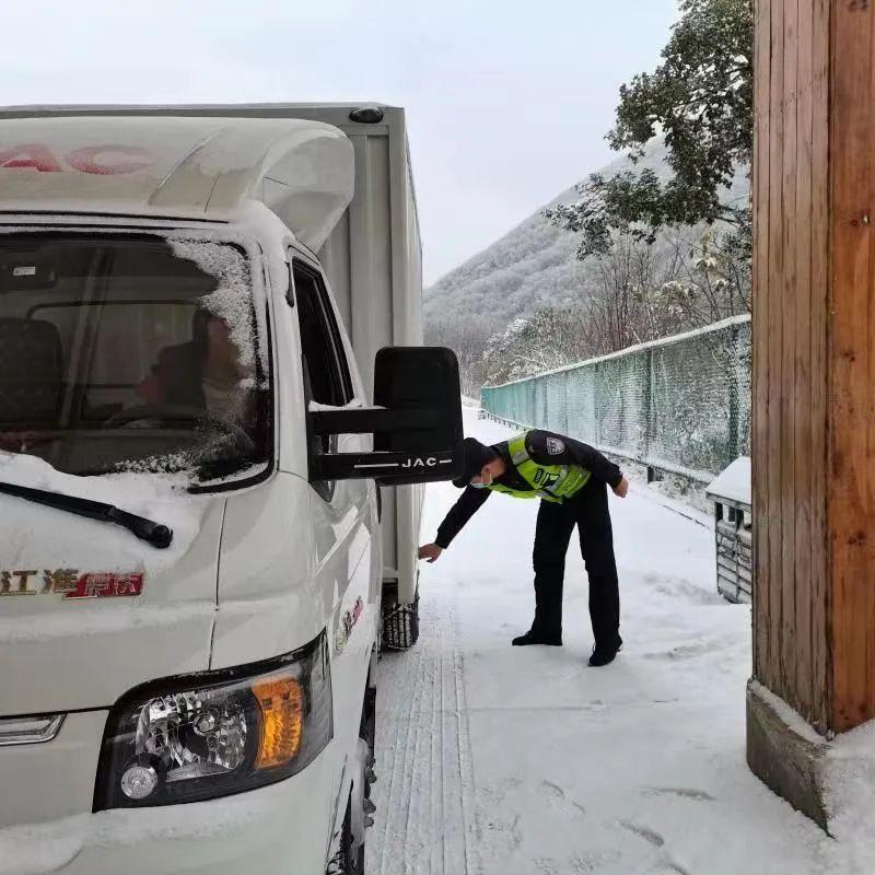 神農架林區公安局交警支隊民警提醒過往駕駛員安裝防滑鏈謹慎駕駛,並