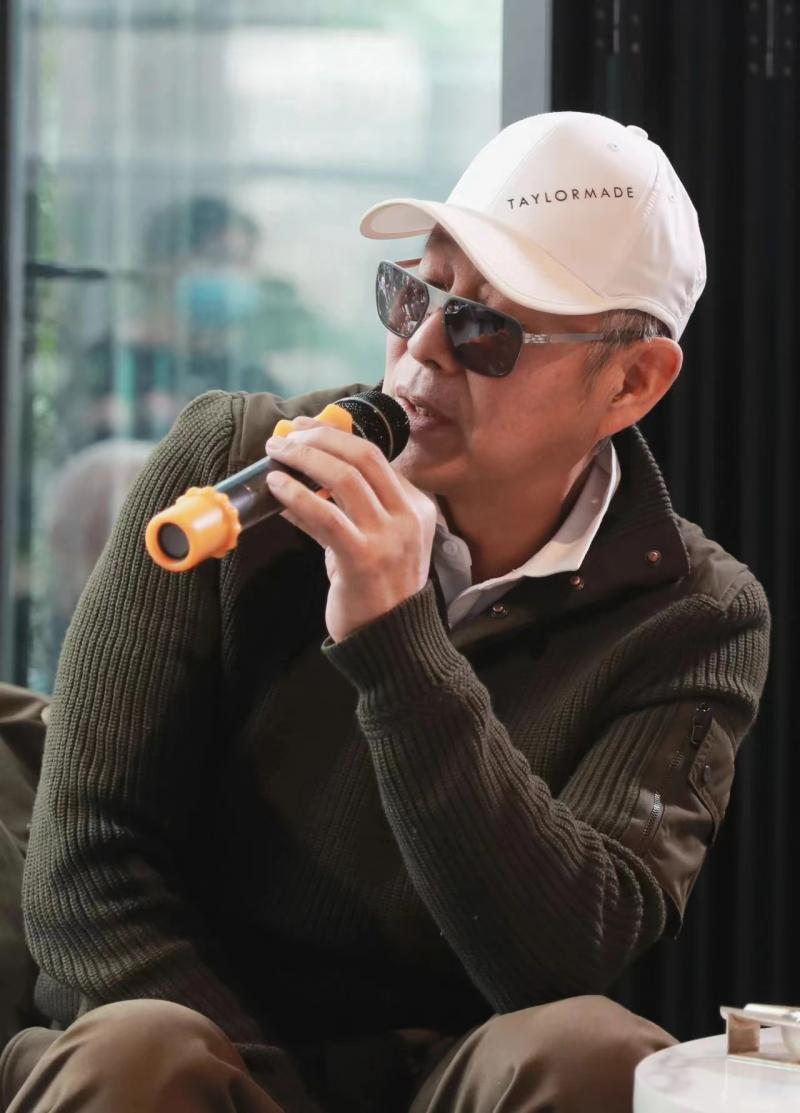 曾出演何平执导电影《麦田》的演员黄觉,提及何平导演的猝然离去同样