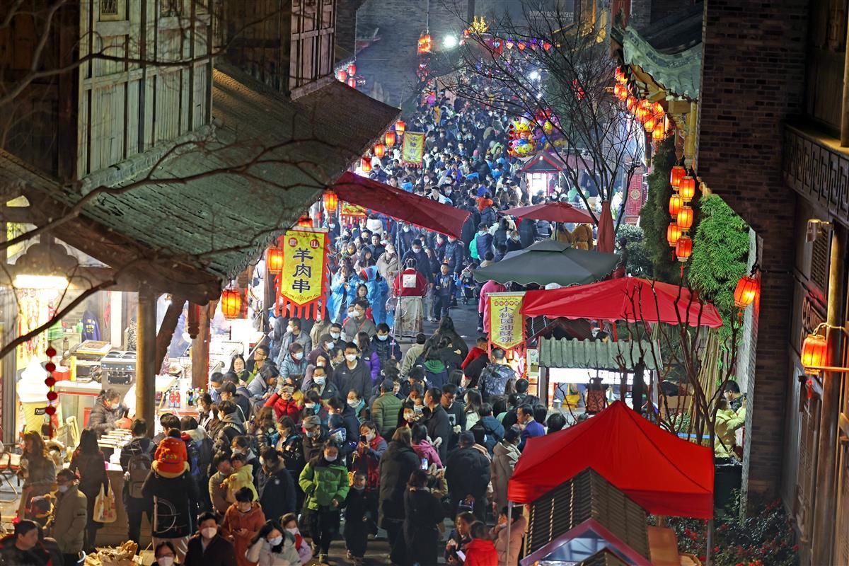 元宵庙会人气旺激发夜间消费活力