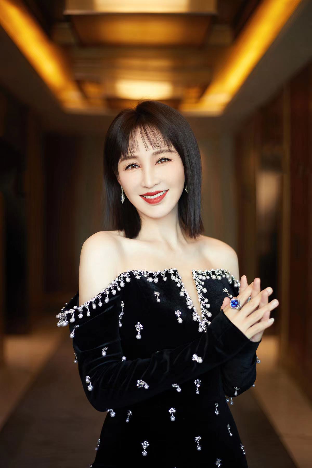 岳丽娜亮相搜狐时尚盛典网友惊呼岁月对她太偏爱