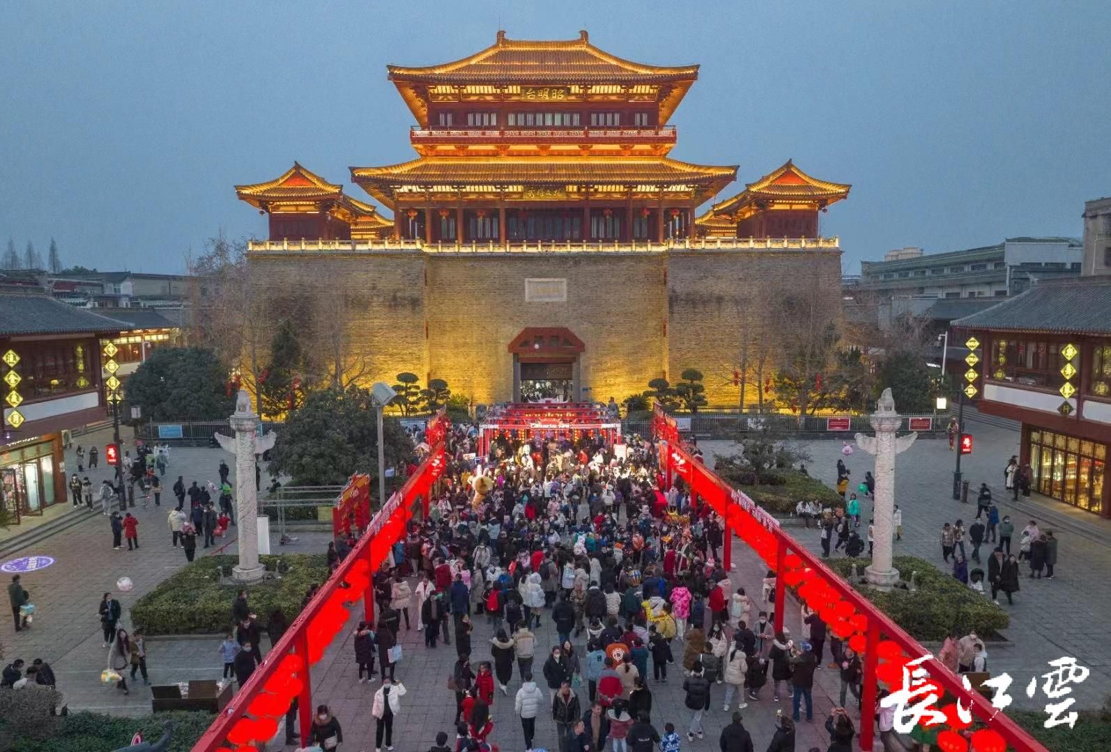 襄阳北街春风盈瑞气良宵乐团圆庙会热闹非凡点燃古城烟火气