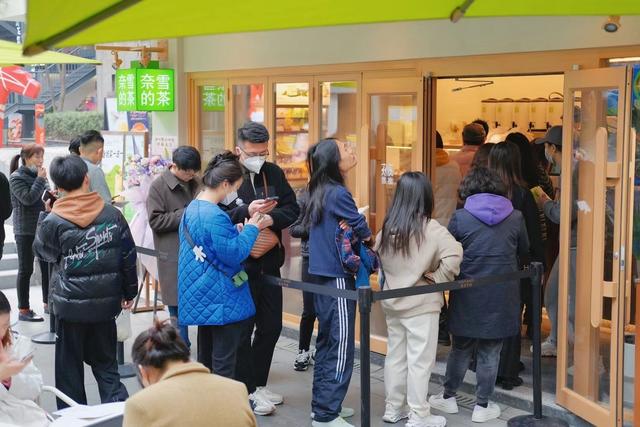 乐意!排队一两小时,首店效应引发消费热潮