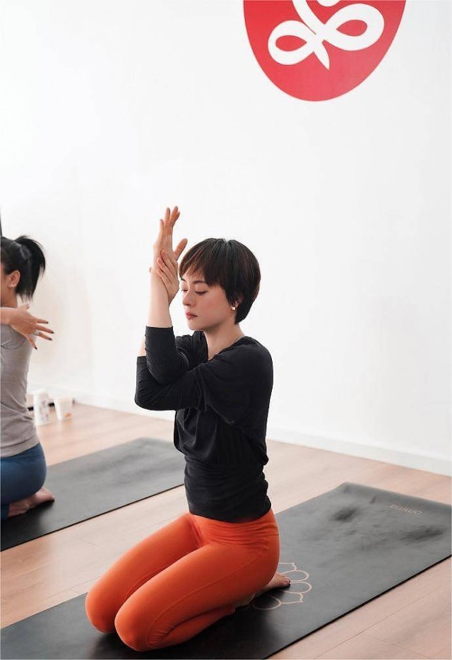 孙俪分享瑜伽花絮照 动作自由舒展身体柔韧性好_长江云 - 湖北网络